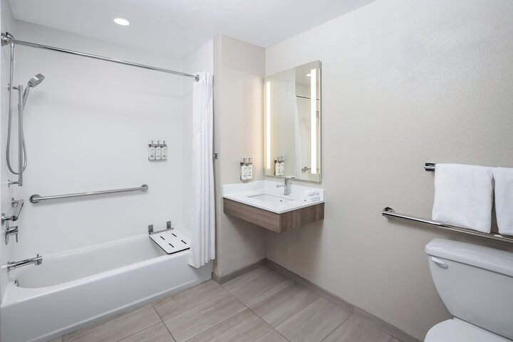 Holiday Inn Express & Suites Green Bay East by IHG