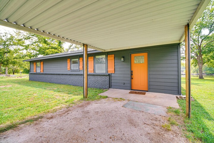 On-site Lake Access: Pet-friendly Vinita Home