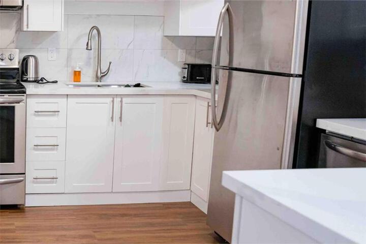 Adorable 3 Bedroom Apartment with Free Parking