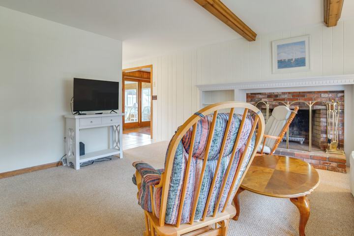 1 Mi to Beach: Quiet West Dennis Escape w / Sunroom