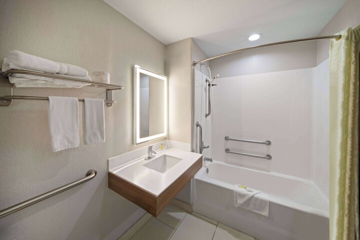 Room 8 of 28