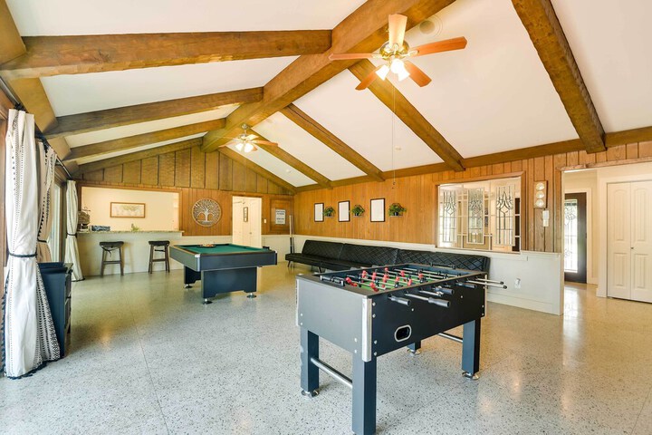Game Room! Group Getaway 16 Mi to Galveston