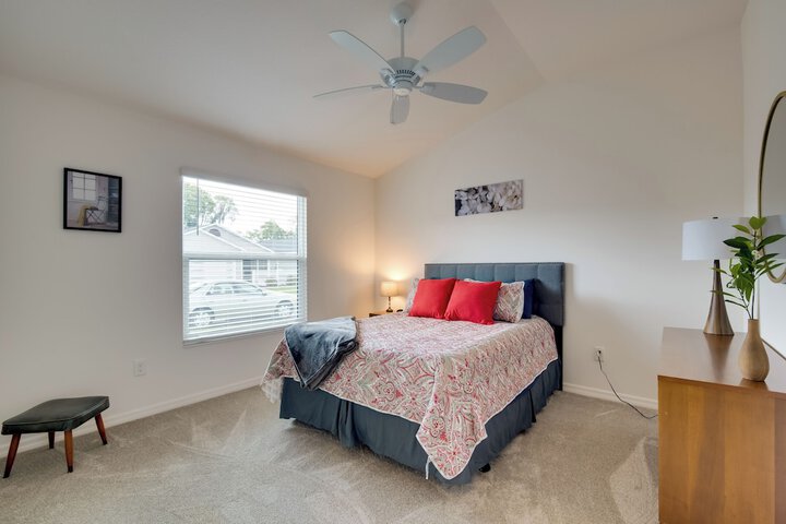 Sun-soaked Retreat in The Villages w / Grill!