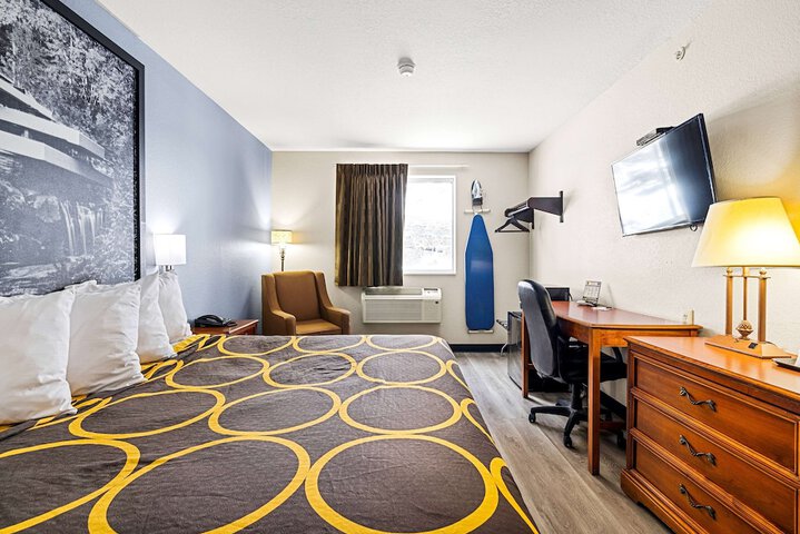 Super 8 by Wyndham Pittsburgh / Monroeville