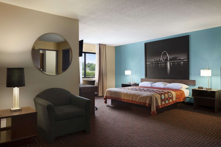 Room 4 of 12