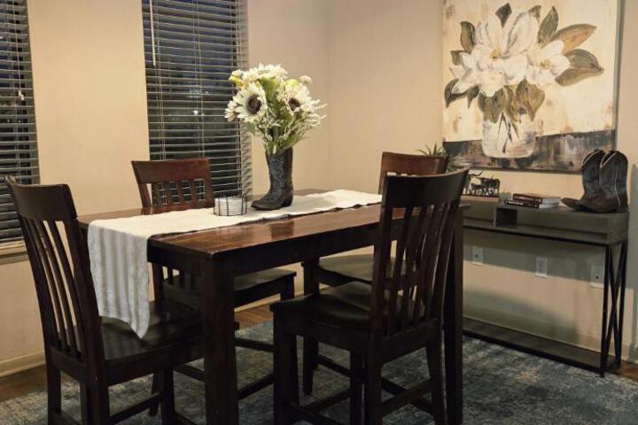 Old Fort Loft King & Queen suites nearest accomodation to Marshals Museum power your EV for free!