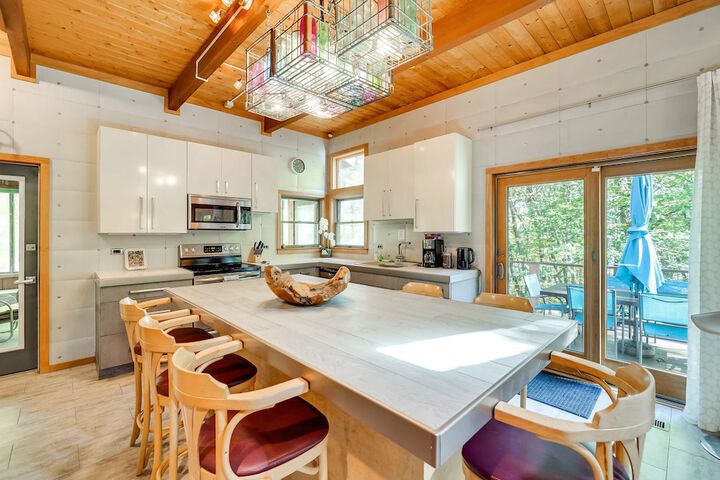 Gorgeous Bushkills Lodge w / Pool Access!