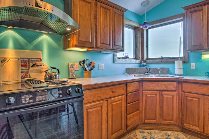 Lakefront Montague Cottage w / Deck & Beach!