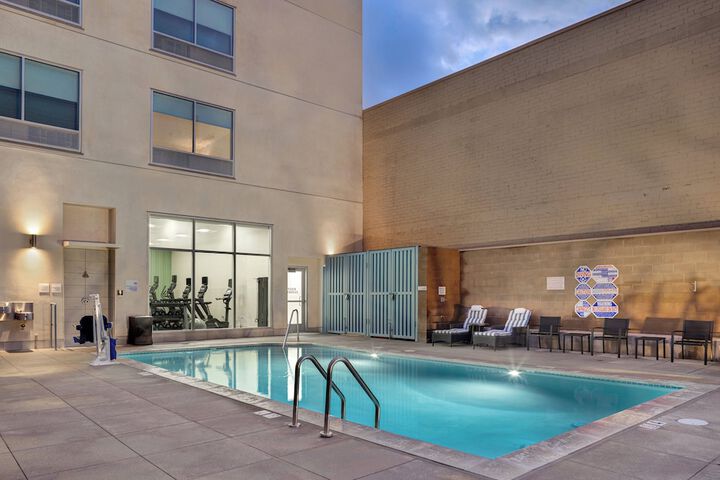 Holiday Inn Express & Suites Glendale Downtown by IHG