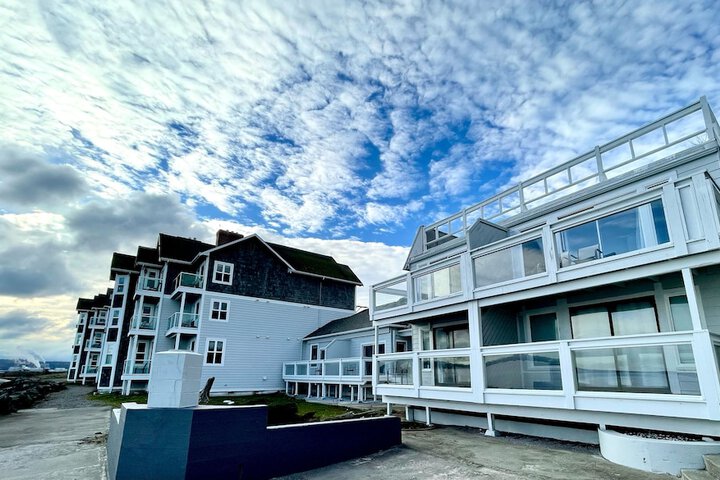 Tides Inn & Suites