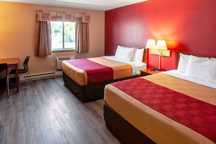 Econo Lodge Menomonie on the Bay
