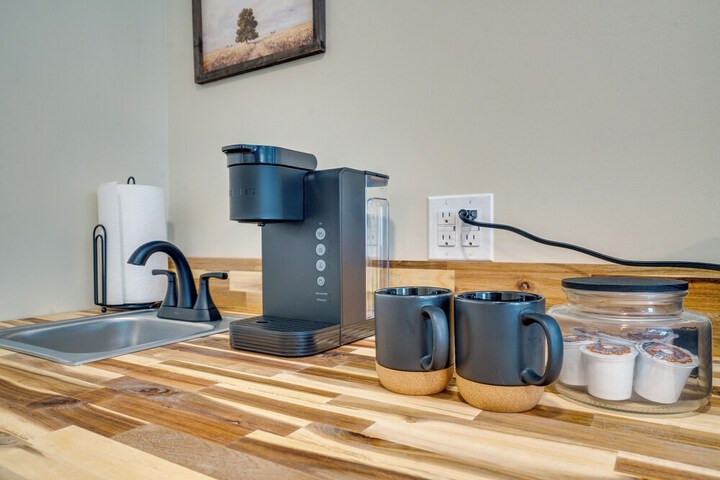 Studio Stay w / Deck in Missouri Wine Country