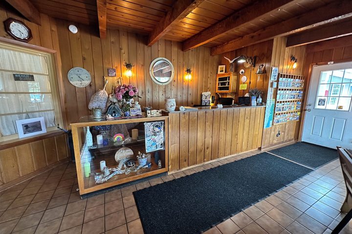 Tillicum Beach Motel (Deanes Oceanfront Lodge)
