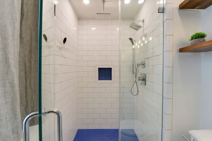 Avalon Vacation Rental w / Porch & Grill!
