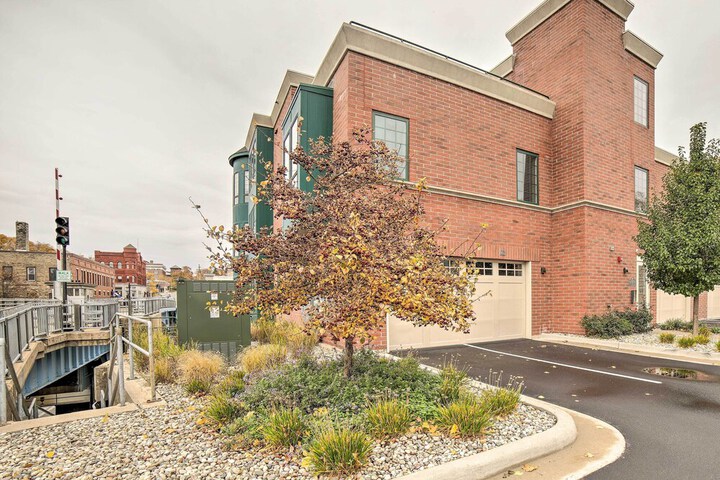 Luxe Manistee Condo w / Balcony & River Views!