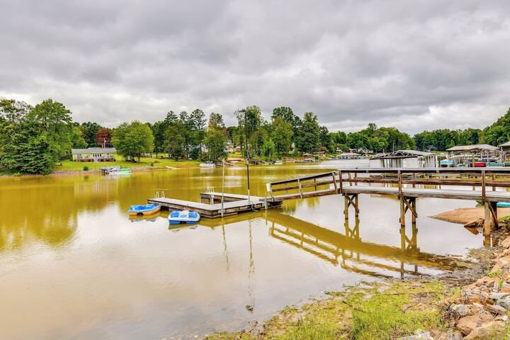 Waterfront Lake Norman Cabin w / Screened Porch!