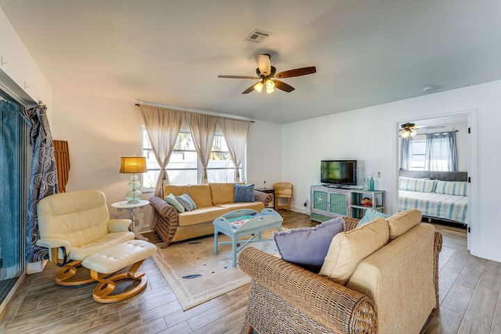 Breezy Englewood Condo w / Community Pool!