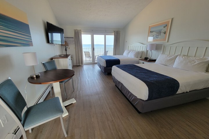 Pointes North Beachfront Hotel – 2 Person Spa Tub Studios