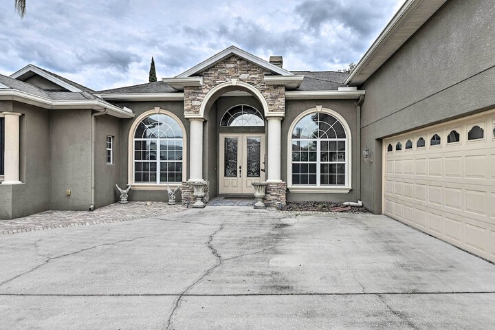 Elegant Valrico Home 15 Mi to Downtown Tampa!