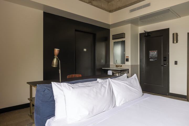 Room 32 of 102
