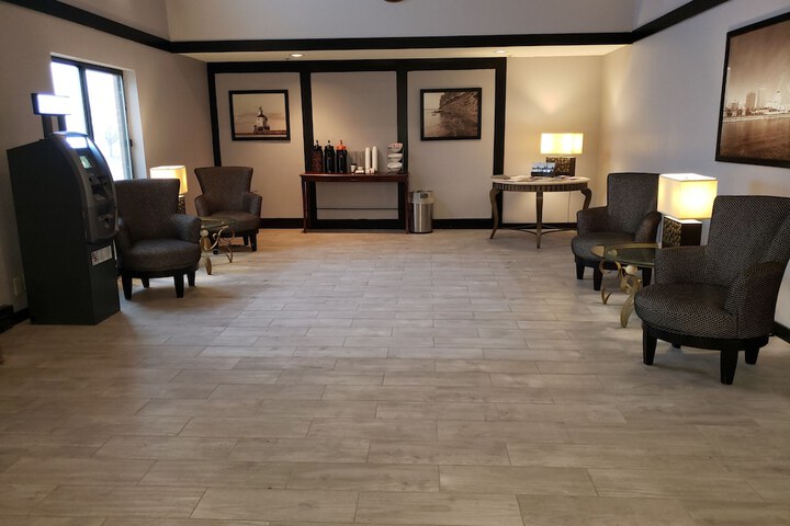 Super 8 by Wyndham Milwaukee Airport