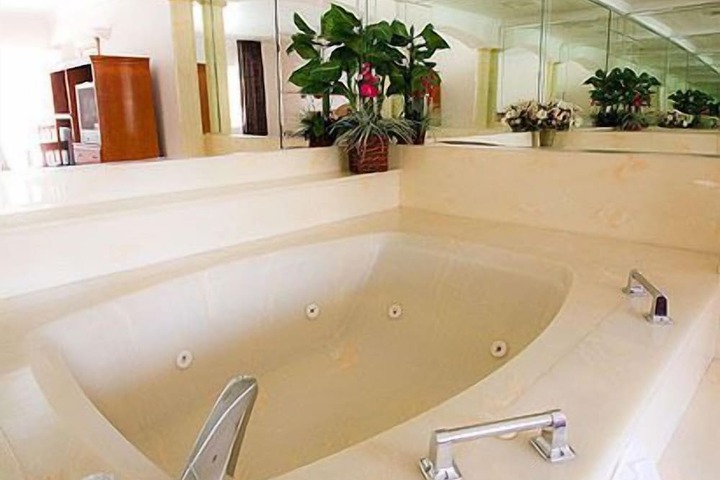 Hot Tub 41 of 42
