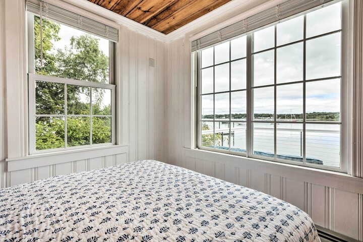 Charming Bristol Cottage w / Private Beach!
