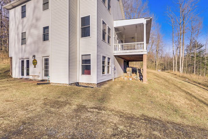 Family Home w / Game Room & Decks in Etlan!
