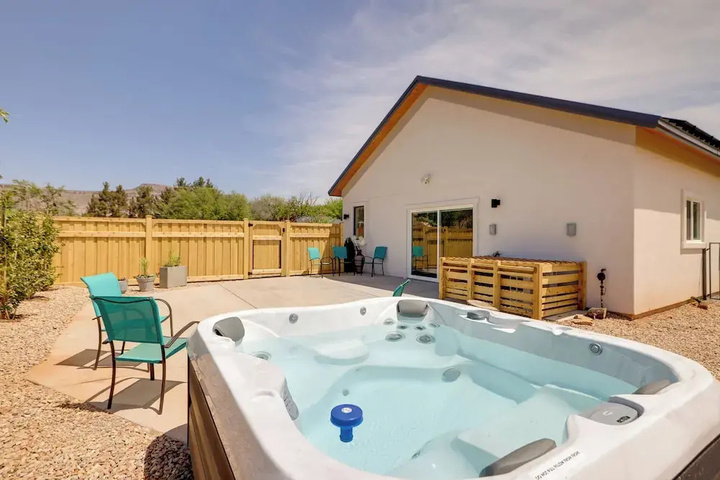 Hot Tub & Views: Modern Home 15 Mi to Zion NP