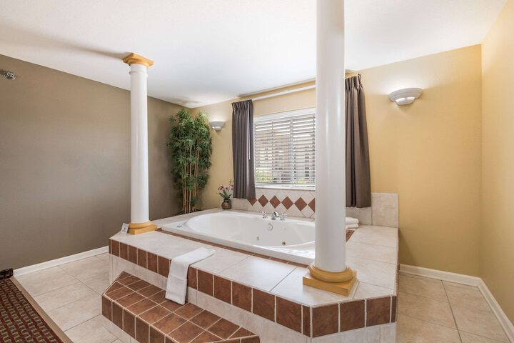 Room 4 of 10