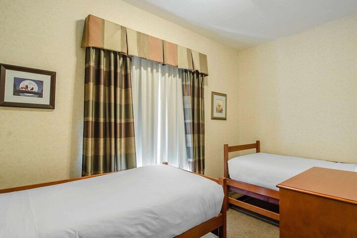 Room 27 of 65