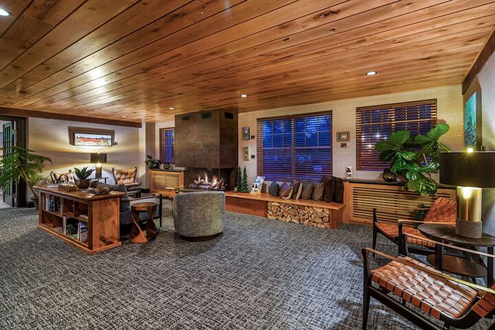 Lounge 114 of 125
