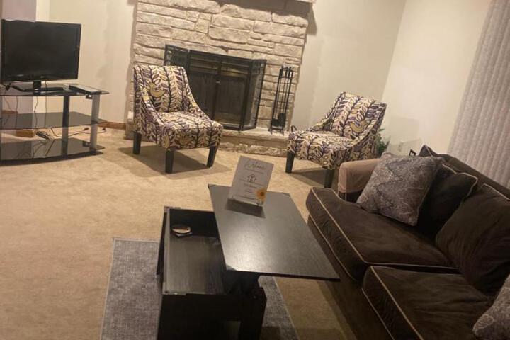 3BR-2BA Deluxe Apartment with Fireplace and Balcony
