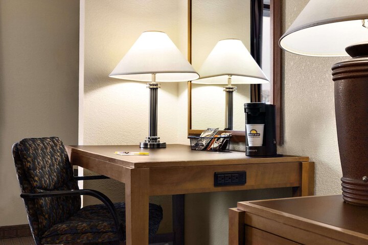 Days Inn by Wyndham Oglesby / Starved Rock