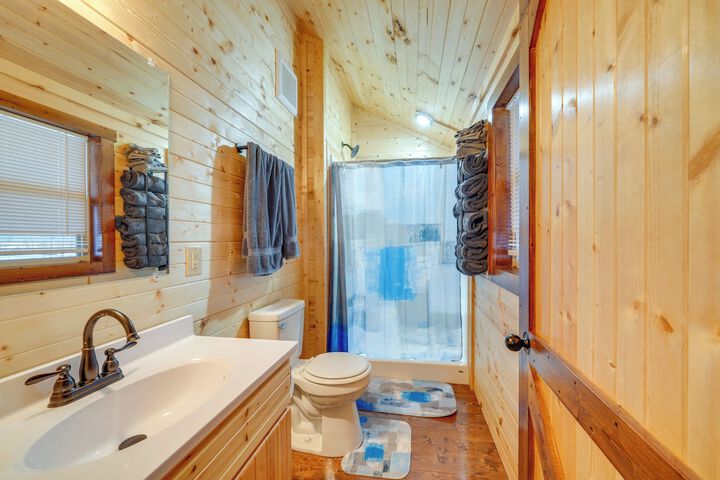 Pond-view Cabin Near Louisville on Racehorse Farm!