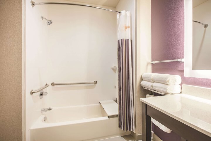 La Quinta Inn & Suites by Wyndham Dallas Plano - The Colony