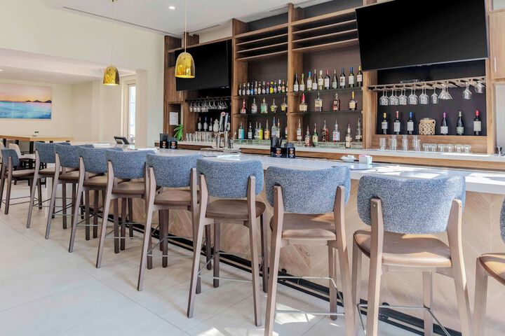 Lounge 18 of 22