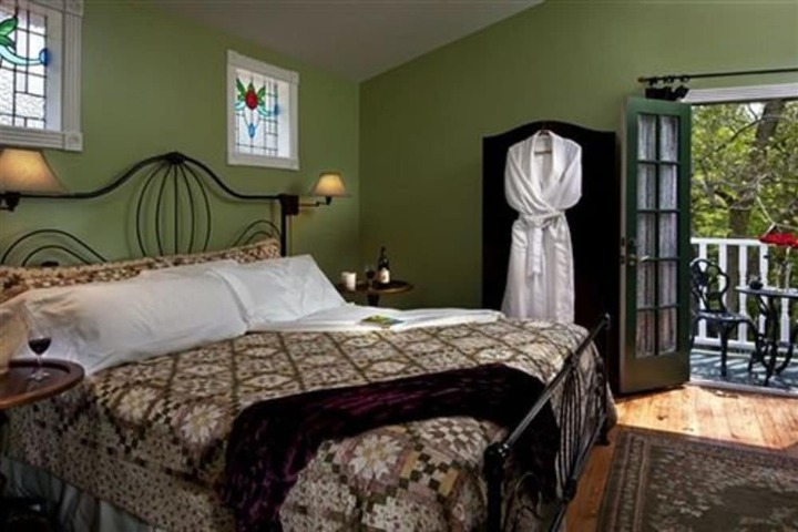 White Oak Manor Bed & Breakfast
