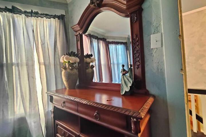 The vampires den downtown big house, pets ok