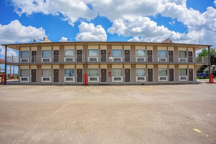 Regency Inn & Suites by OYO Bay City TX