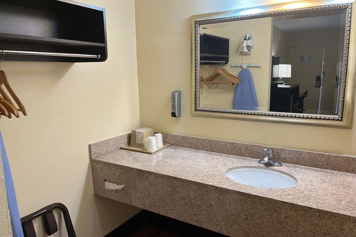 Room 20 of 33