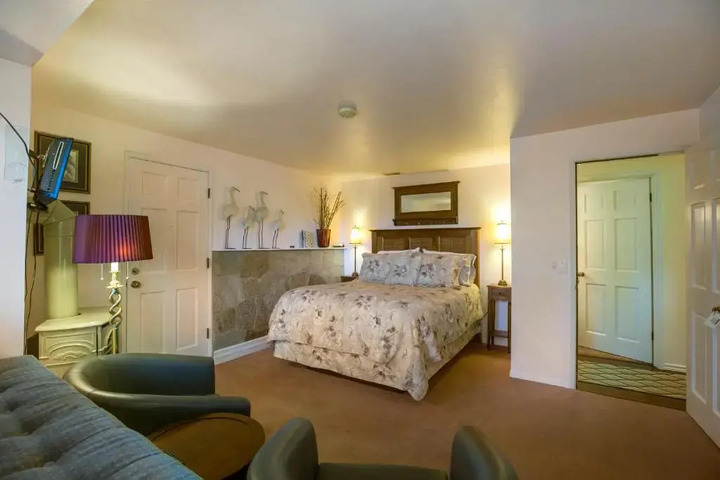 HILLSIDE HOUSE BED AND BREAKFAST