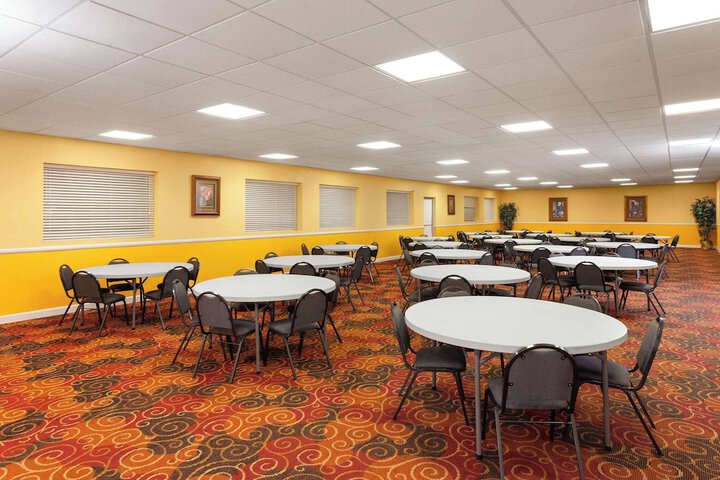 Days Inn by Wyndham Shelby