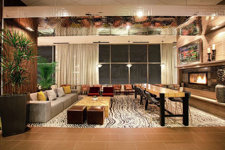 Lounge 44 of 53