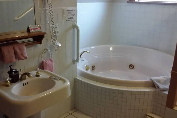 Chestnut Charm Bed & Breakfast