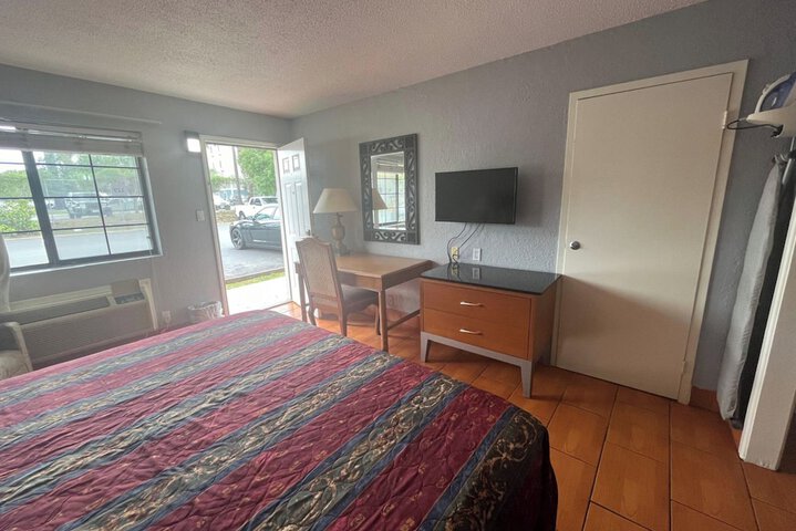 Room 33 of 40