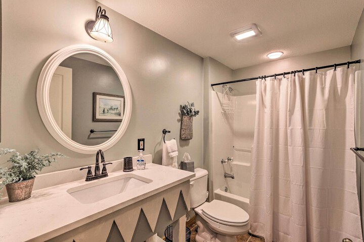 Mountain Air Condo w / Deck & Views Pets Welcome!