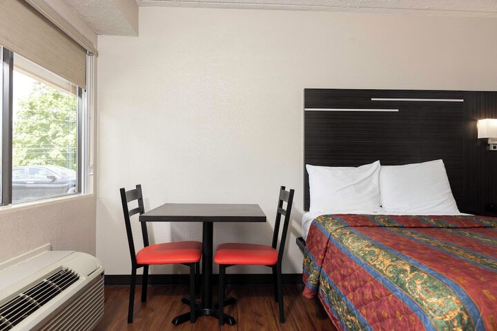 Room 7 of 9
