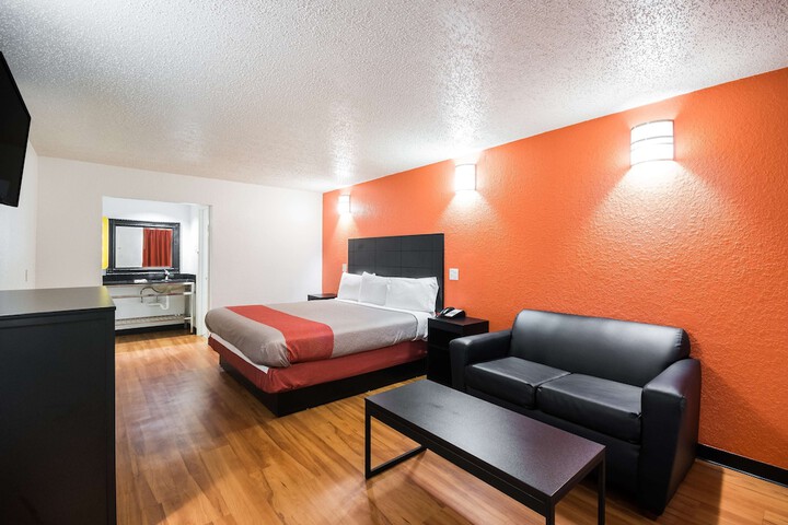 Room 10 of 33