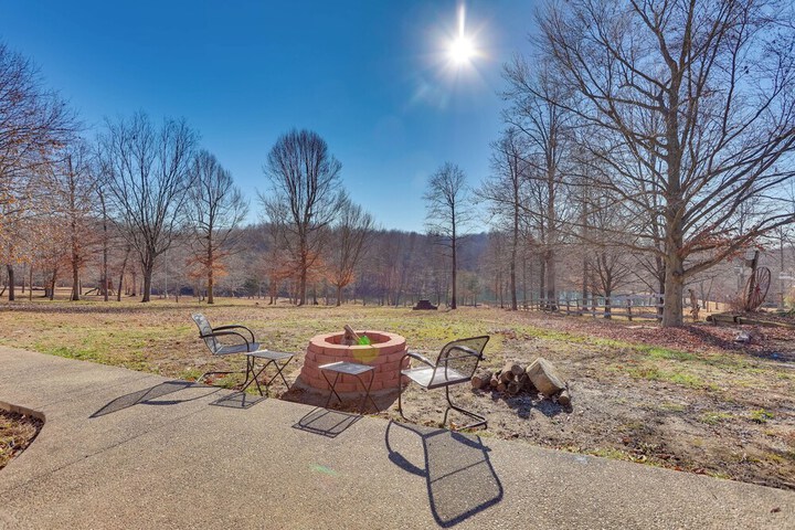 Pet-friendly Emerald Lake Retreat in Charlestown!